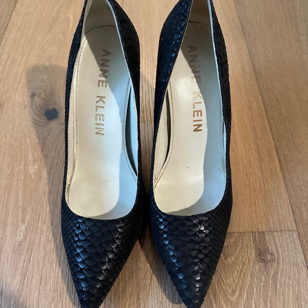Anne Klein - Size 9.5 M - Dark Blue Snake skin Suede Pumps